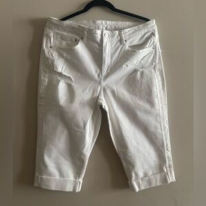 🌟H&M White Distressed Capri Pants Size 32 NWT